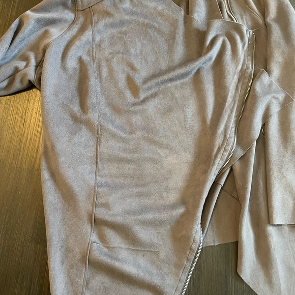 Like new super soft suede-like jacket. Size Large - Picture 3 of 5